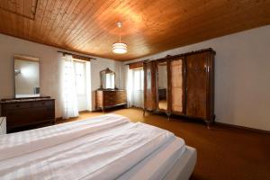 PalagnedraCentovalli & Nature的一间卧室配有一张床、梳妆台和镜子