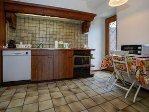 洛迦诺Palm Cottage的厨房配有水槽和炉灶 顶部烤箱