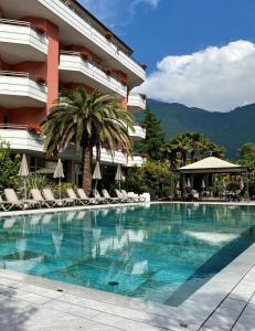 阿科城市宫殿酒店的酒店前的游泳池