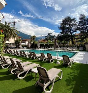 阿科城市宫殿酒店的游泳池旁的一排躺椅