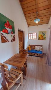孔斯坦萨Villas Montelindo的客厅配有木桌和沙发