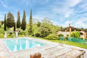拉波拉诺泰尔梅Villa Il Fornacino的一座带房子的庭院内的游泳池