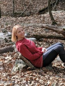 尤里卡斯普林斯Loblolly Pines Adventure Aframe #2的坐在树林中的岩石上的女人