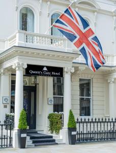 伦敦阿巴伦敦皇后大门酒店的建筑物前悬挂的英国国旗