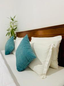 努沃勒埃利耶赫格斯特乡村简易别墅的一张带白色和蓝色枕头的床