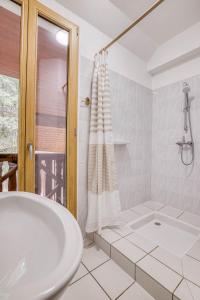 GruffyAuberge du pont de l'Abîme的白色的浴室设有浴缸和淋浴。