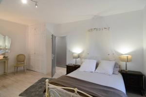 阿旺桥Ile d'Art的卧室配有一张白色大床和两盏灯。