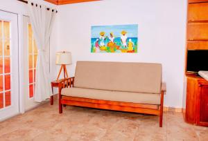 圣佩德罗玛雅公主酒店的带沙发和台灯的客厅