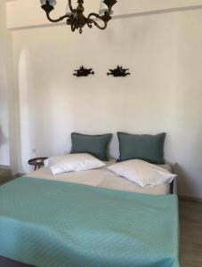 纳乌萨FYKIA HOUSE的一间卧室配有一张大床和两个枕头