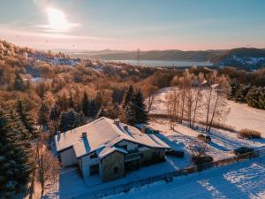 索利纳Anielski Zakątek Solina的雪中房屋的空中景观