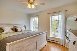 FreevilleFreeville Home with Covered Porch Near Cayuga Lake!的一间卧室设有一张大床和两个窗户。