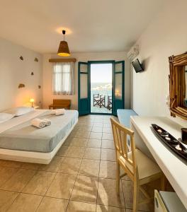 乔拉弗雷恩多斯地平线酒店的一间卧室配有一张床,享有海景