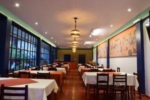 库斯科卡萨坎佩斯纳酒店的一间设有许多桌椅和窗户的用餐室