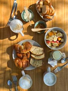 圣安德烈斯德希莱斯Moraycamp的餐桌,带一盘食物,包括面包和烤面包