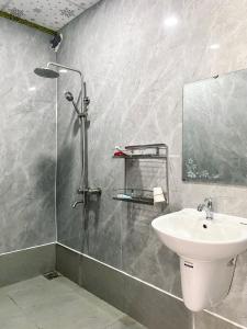 Xã Gia TânBến Hồ Homestay的带淋浴和盥洗盆的浴室