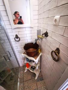 波尔蒂芒Charming Portuguese style apartment, for rent "Vida à Portuguesa", "Gaivota" Alojamento Local的把卫生间的照片拍成浴室里的男人