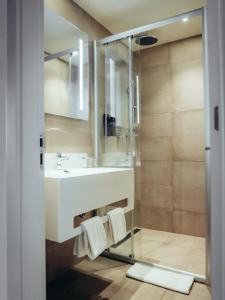 卡萨布兰卡ONOMO Hotel Casablanca Sidi Maarouf的一间带水槽和淋浴的浴室