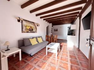 科布雷塞斯Apartamentos Camino del Norte的客厅配有沙发和桌子