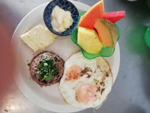 塔马林多派思提普酒店的鸡蛋、面包和其他食物的盘子