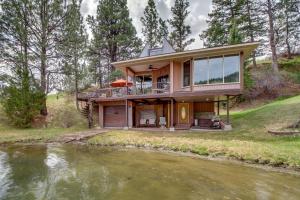 Secluded Holter Lake Vacation Rental with Deck!的河畔山丘上的房屋