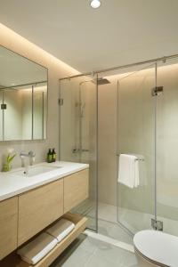 迪拜仕骅廷迪拜棕榈岛梅森酒店的带淋浴、盥洗盆和卫生间的浴室