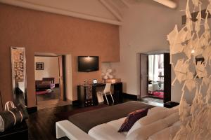 库斯科卡萨卡塔赫纳精品酒店及水疗中心的客厅配有白色沙发和电视