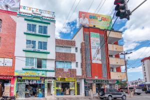 里奥阿查Ayenda Confort De La Guajira的街道拐角处的一座建筑,那里有商店