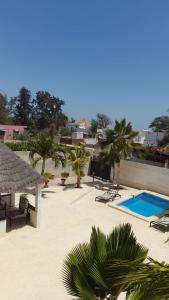 恩加帕鲁Chez Andre的一个带游泳池和棕榈树的度假村