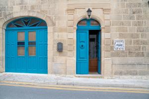 阿尔卜Home Mood B&B的建筑物一侧的蓝色门