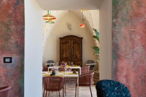 奥斯图尼Masseria Santo Scalone的一间带桌椅的用餐室