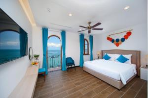 富国Roma Hotel Phu Quoc - Free Hon Thom Island Waterpark Cable Car的一间卧室设有一张床和一个海景阳台