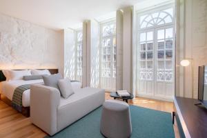 波尔图d'ALMA Boutique Hotel的卧室配有白色的床和沙发