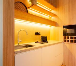 波尔图d'ALMA Boutique Hotel的厨房配有白色橱柜和水槽