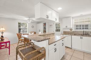 西耶斯塔岛Island House Beach Resort 37的厨房配有白色橱柜和台面