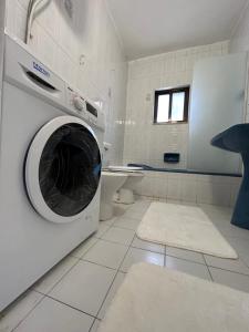 安曼Crafthouse的白色的浴室内配有洗衣机。