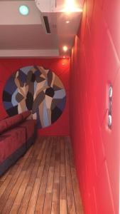 阿格德角Villa-Port Nature-Village Naturiste-1 chambre的一间设有红色墙壁、一张床和一幅画的房间