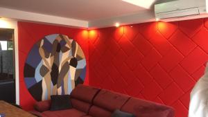 阿格德角Villa-Port Nature-Village Naturiste-1 chambre的室内的红色墙壁和沙发