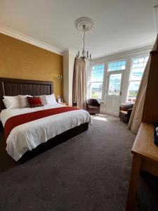 滨海韦斯顿昆士伍德酒店的一间卧室配有一张大床和一个吊灯。
