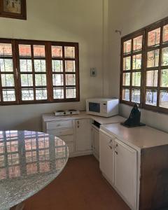 科尔多瓦Rancho tres Marías的厨房配有桌子和微波炉
