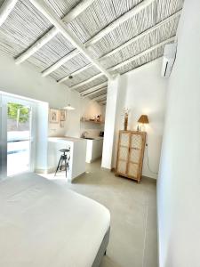 阿尔沃尔Casa XS的一间白色卧室,配有床和厨房