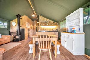 赫里福德Nature's Nest的一间厨房和饭厅,在一个小房子里配有桌子