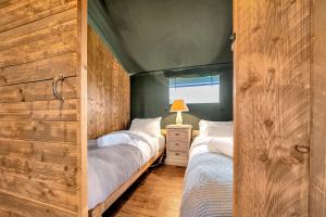 赫里福德Nature's Nest的木墙客房 - 带两张单人床