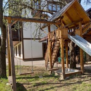 塔塔里夫Voyage Tatariv的庭院内带滑梯的木制游乐场