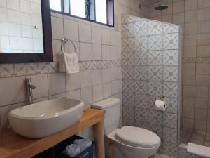 CopeyCuruba Lodge的白色的浴室设有水槽和卫生间。