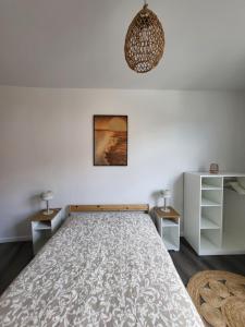 布鲁塞尔House of Mima的一间卧室设有一张大床和两个床头柜