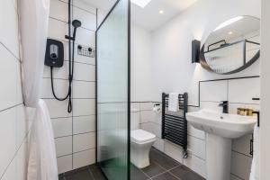 伦敦The Balham Hideaway的带淋浴、卫生间和盥洗盆的浴室
