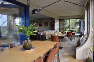 罗纳河畔的图尔农Casa mARTa : Suites, terrasses et vue panoramique的一间带桌椅的餐厅以及一间带桌子的房间