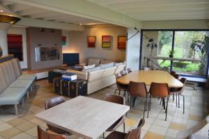 罗纳河畔的图尔农Casa mARTa : Suites, terrasses et vue panoramique的客厅配有沙发和桌椅