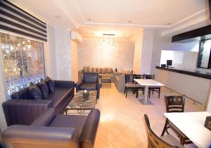 非斯Hotel Nouzha的带沙发、椅子和桌子的客厅