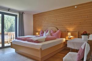 基茨比厄尔Landhaus Barbara的一间卧室设有两张床和木墙